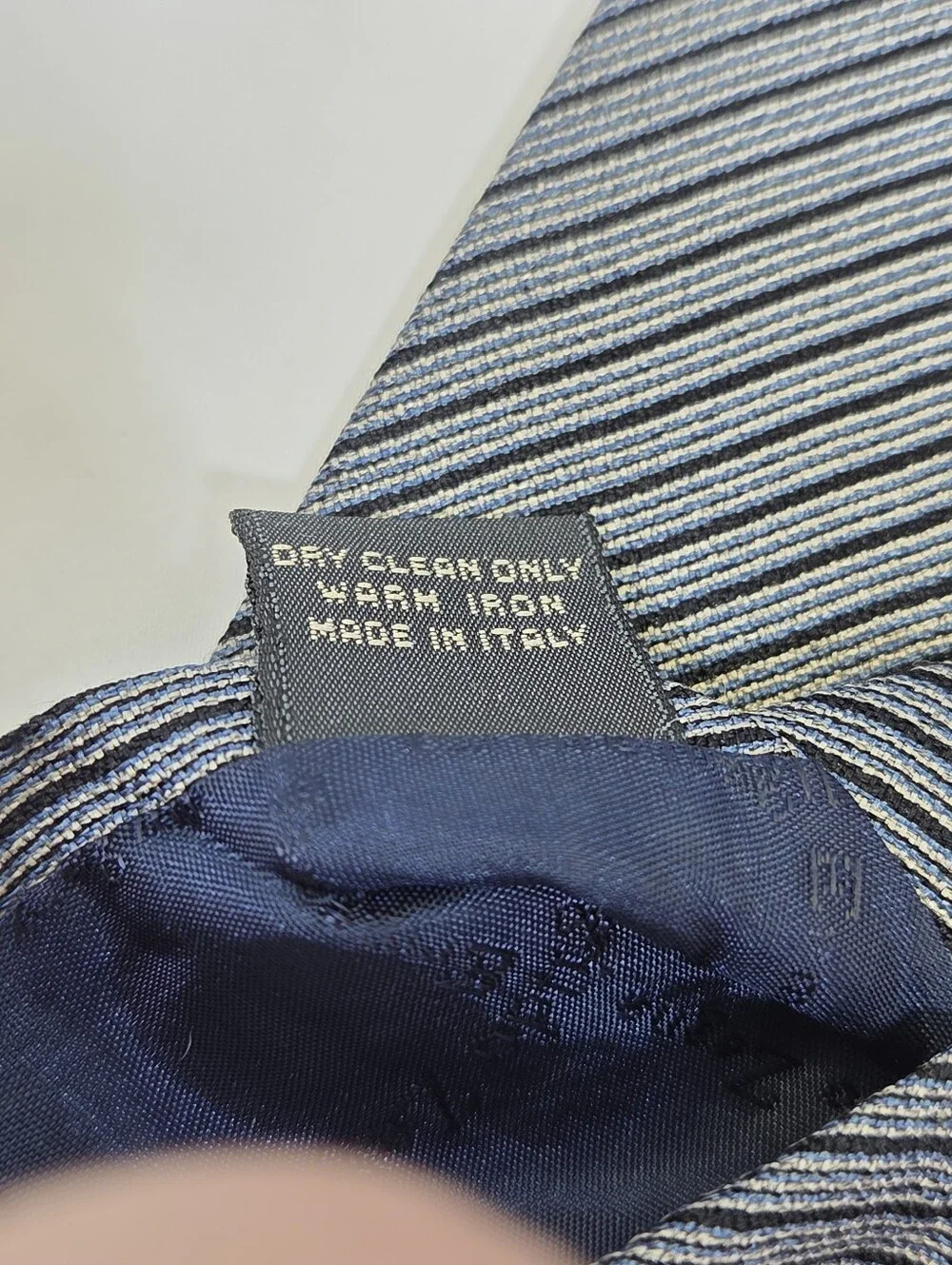 Ermenegildo Zegna 100% Silk Made in Italy Gray Striped Designer Tie